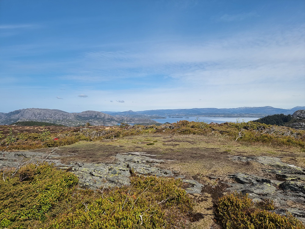 Fra Storaskjenet mot nordøst. Masten på Rundemanen skimtes bakerst i midten, ca. 25 km unna.