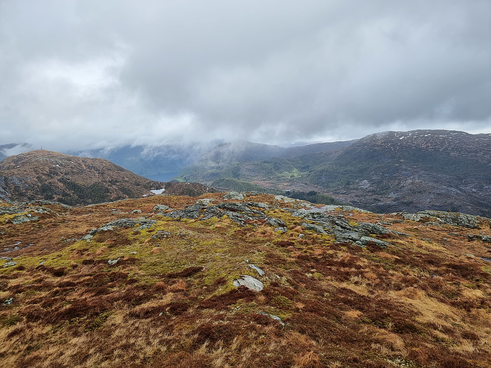 Fra Kråfjellet (Mannaleitnipa). Trengereidhotten til venstre. Hananipa i midten, skjult av skyer. Krånipa til høyre.
