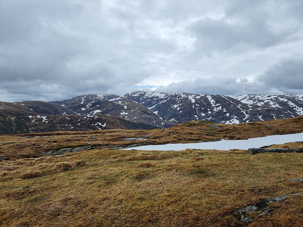 Fra Herlandsfjellet. Gullfjelltoppen i midten.