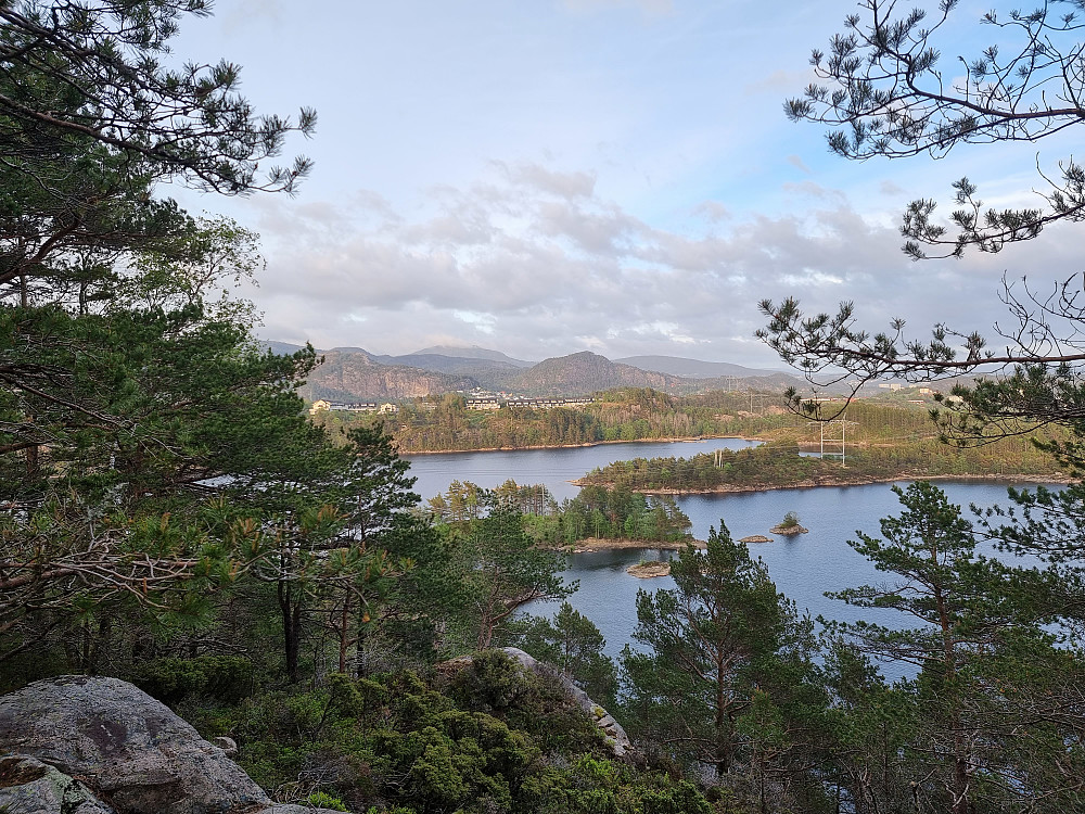 Litt sørøst for Bjørnhaugen er det et fint utsiktspunkt. Svartaberget i midten.