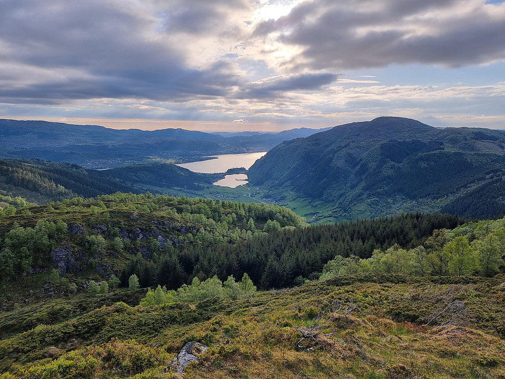 Fra Hoklane mot Mjeldavågen og Haus. Stemmeseggi til høyre.