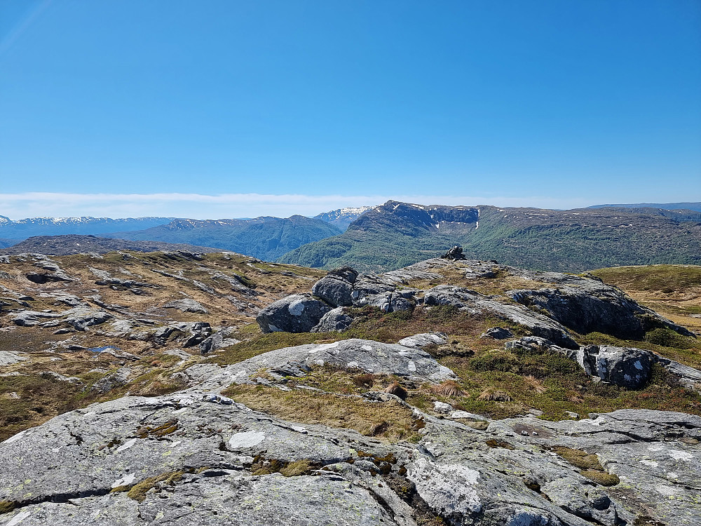 Fra Raudskredbruna mot Bruviknipa (Brøknipa).
