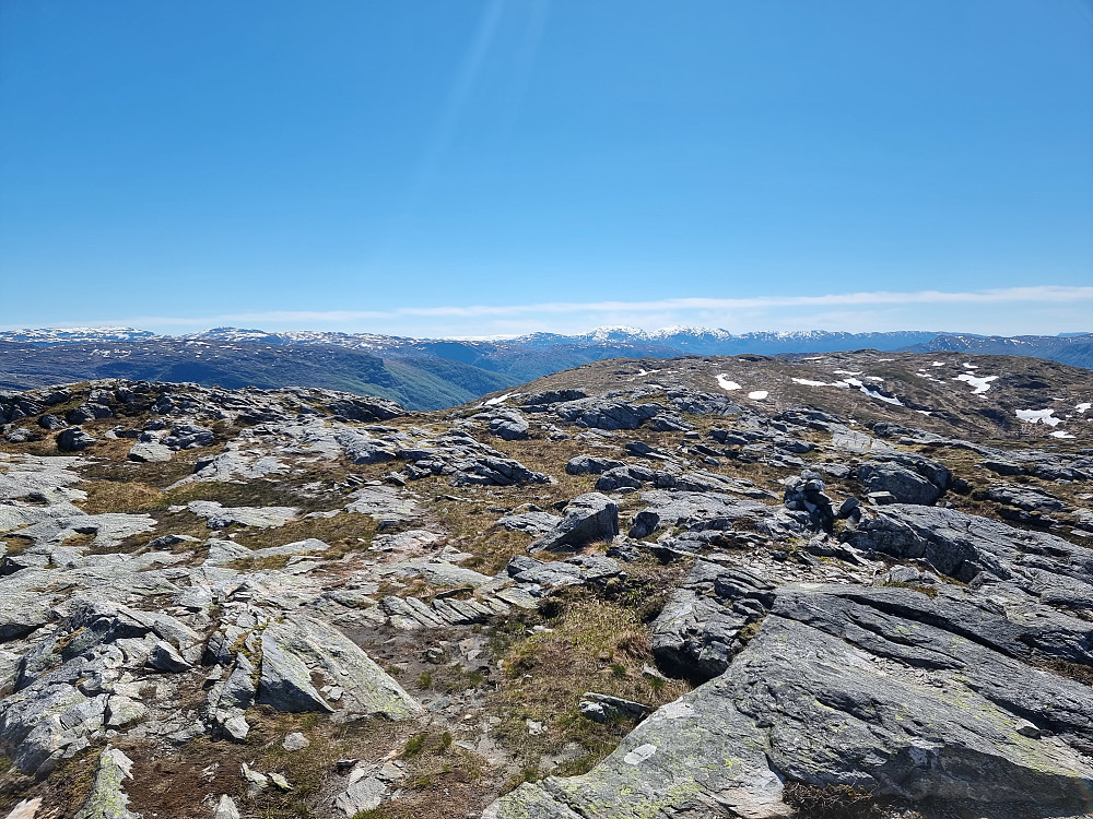 Fra Rispingen mot sørsørvest. Folgefonna skimtes bakerst til venstre for midten.