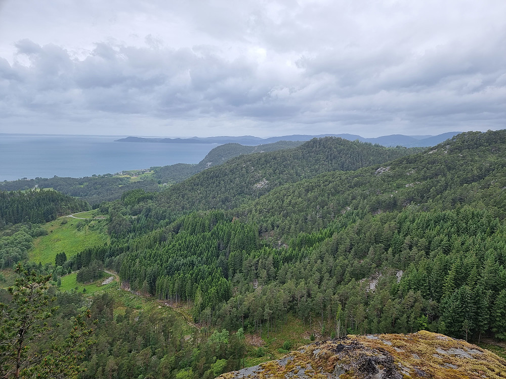 Ca. 140 meter vest for Veten i Fusa var det et fint utsiktspunkt. Det var skiltet Olainuten bort hit. Vær forsiktig på kanten, siden det er stupbratt.