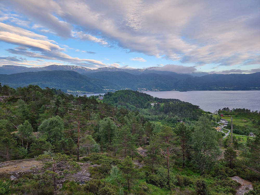 Litt sør for Høgeskolten er det fin utsikt sørover.