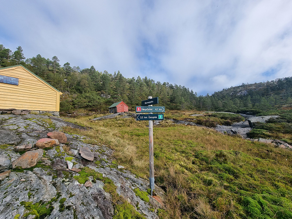 Bernessætra (eller Bernessetra), litt under halvveis til Høgafjellet.