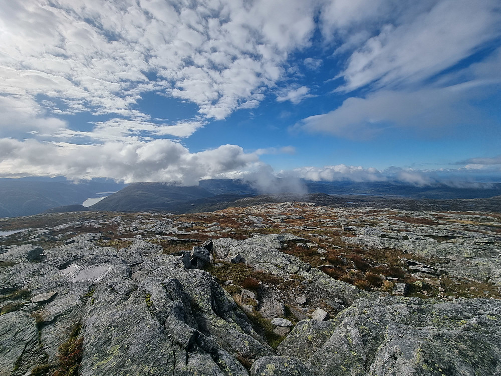 Fra Høgafjellet mot sør. Til venstre stikker Hikletten opp foran Veafjorden, med Rispingen til høyre, delvis skjult av skyene.