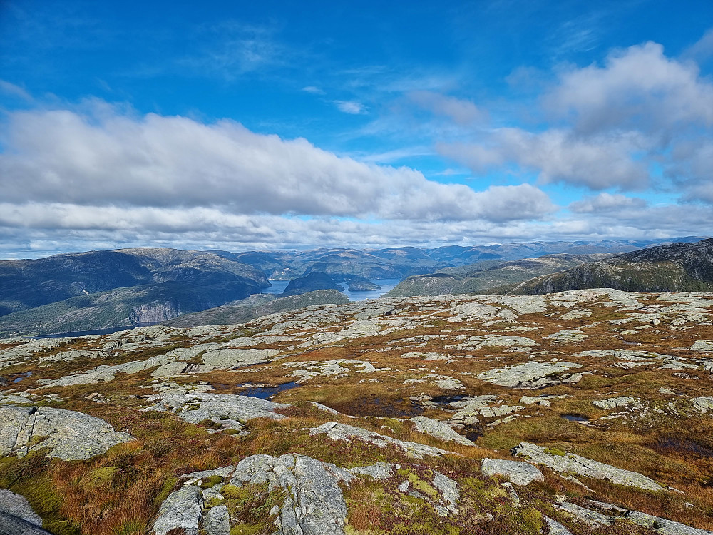 Fra Helldalsfjellet mot nord. Paddøy (venstre) og Hokøy (høyre) i midten.