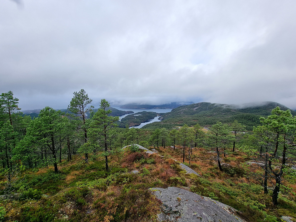 Fra utsiktspunktet nordvest for toppen av Klubben. Kleppsvatnet i midten. Sørkletten helt til høyre.