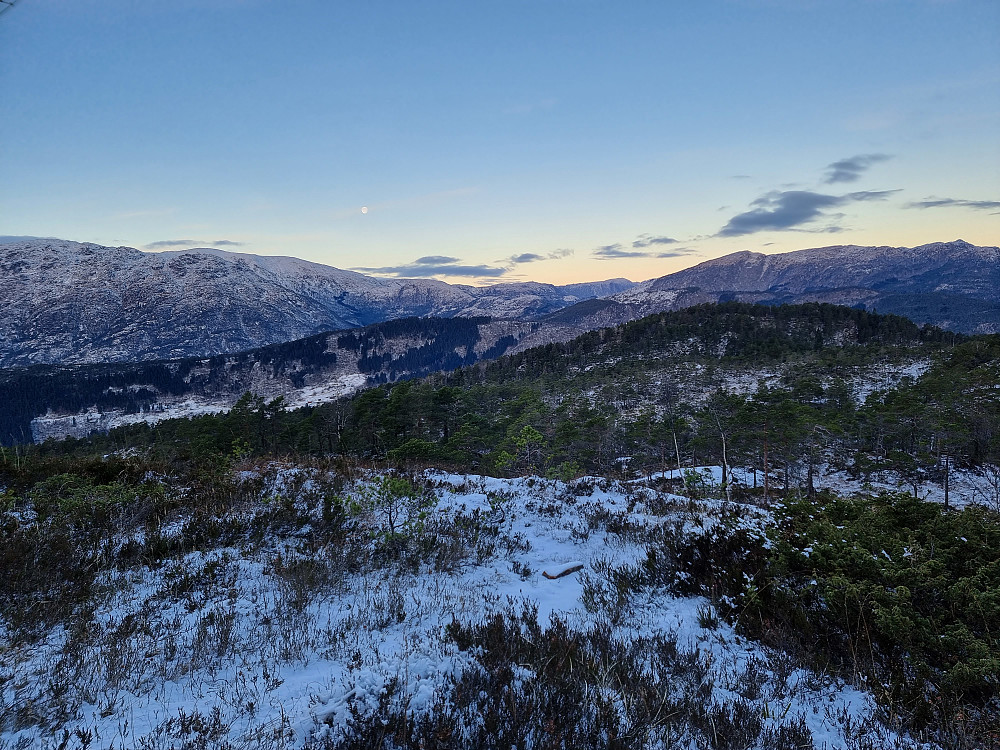 På vei opp mot Steinafjellet. Gullfjelltoppen bakerst til venstre, med Rennebrotet rett foran. Trengereidhotten bakerst i midten, med masten.