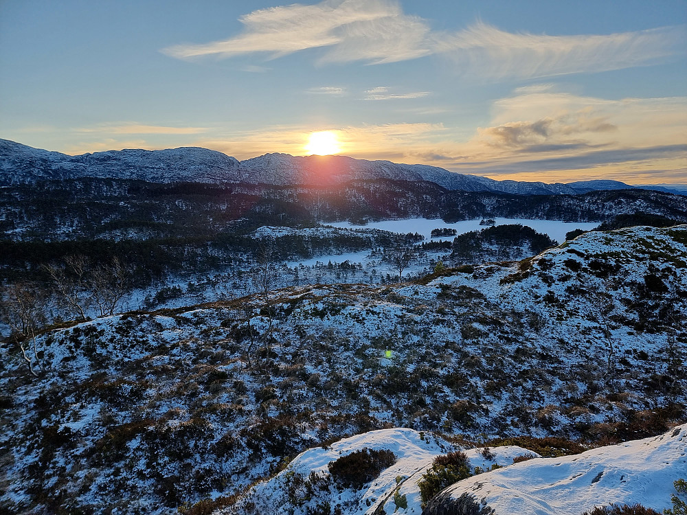 Soloppgang sett fra Steinafjellet. Stemmevatnet til høyre.