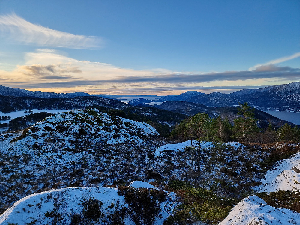 Fra Steinafjellet utover Samnangerfjorden. Møsnuken bakerst til høyre for midten.
