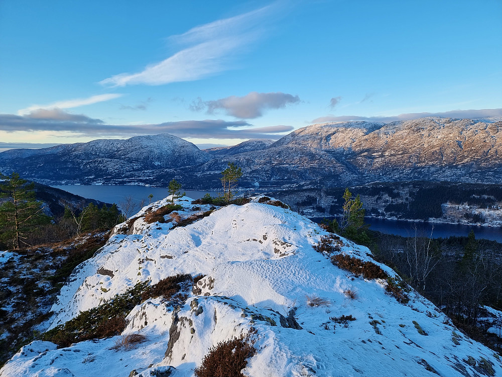 Fra Steinafjellet. Sveningen til venstre. Søre Gullfjelltoppen til høyre.