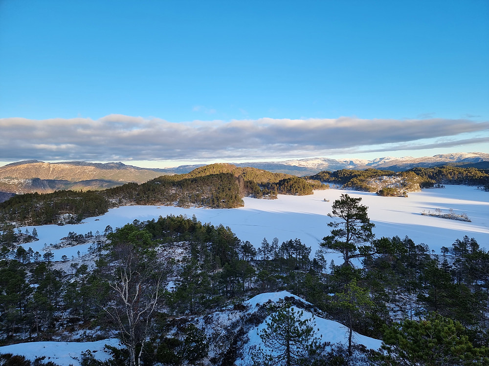 Fra sørsiden av Stemmevatnet mot Steinafjellet (til venstre for midten, med sol).