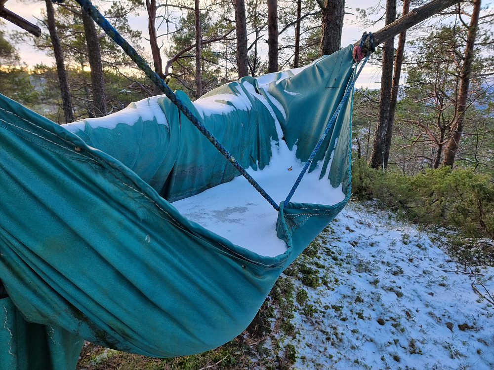 På vei mot Fløyen passerte vi en gapahuk. Den hadde delvis blåst ned og samlet vann. Det er nok ganske mange kilo med is oppi der.