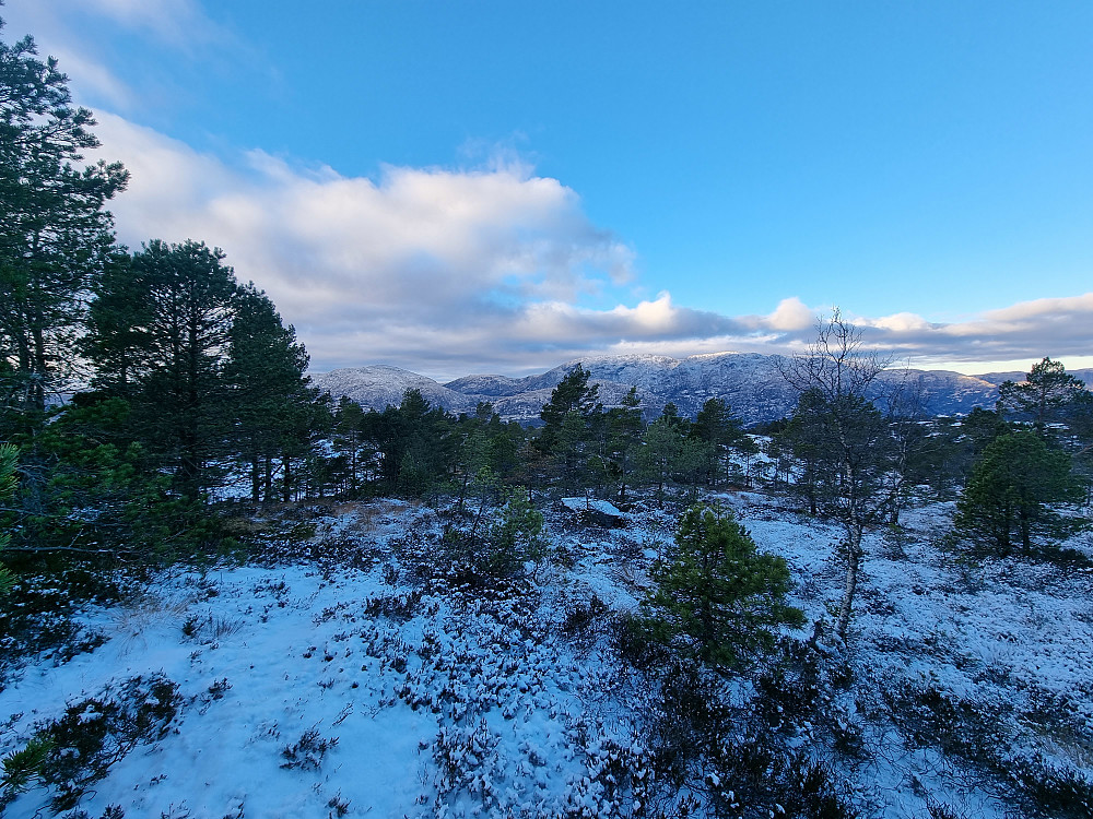 Fra Fløyen i Samnanger. Søre Gullfjelltoppen bak til høyre.