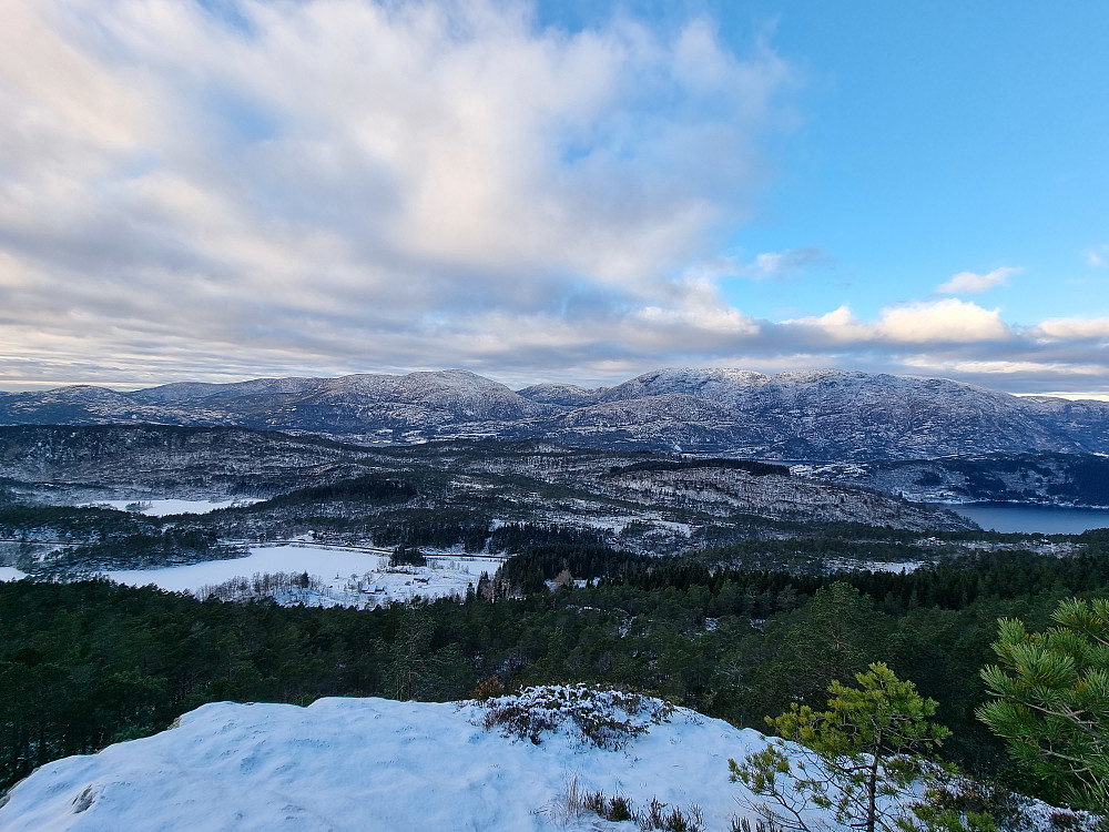 Fra Skonholtet. Sveningen til venstre. Søre Gullfjelltoppen til høyre.