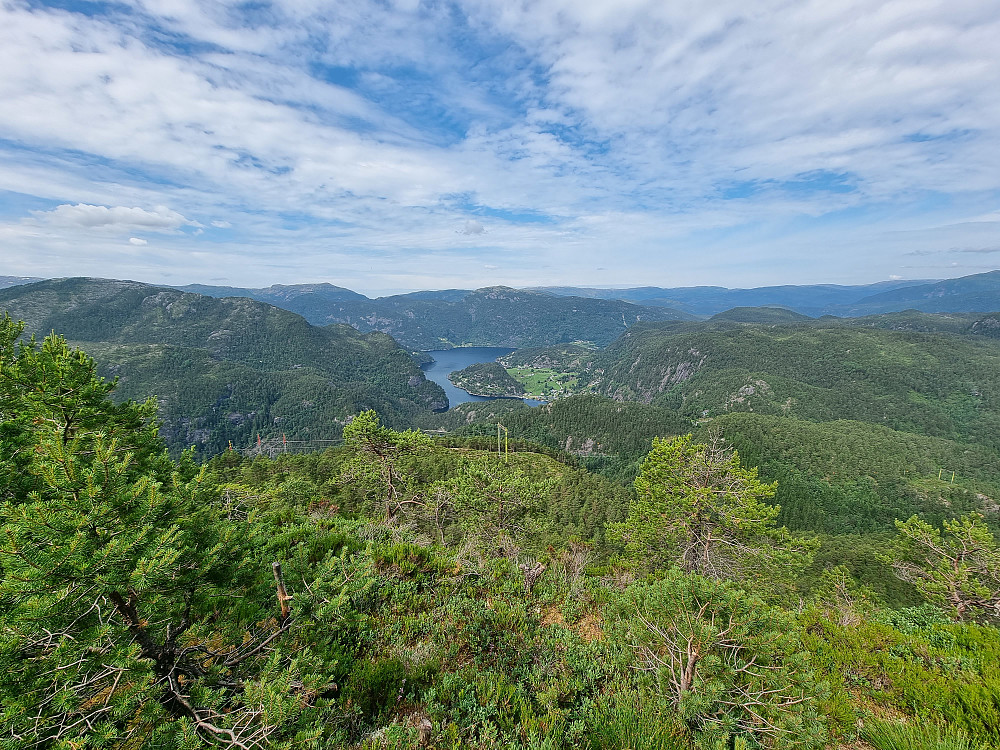 Fra Storenipa mot vest og Stamnes. Vardafjellet på Osterøy bak i midten.