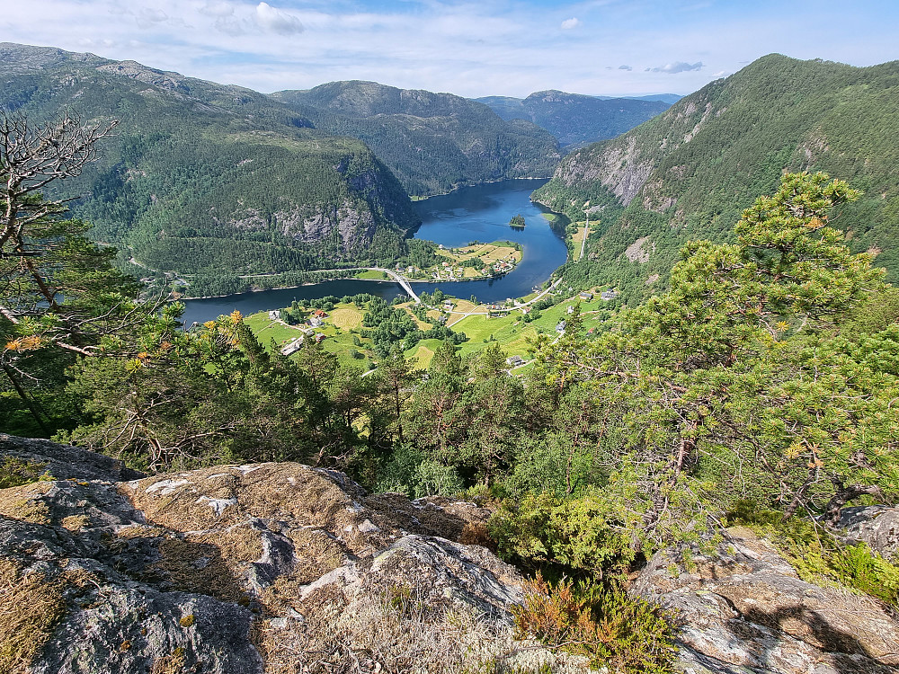 Straume sett fra ryggen mot Husafjellet.