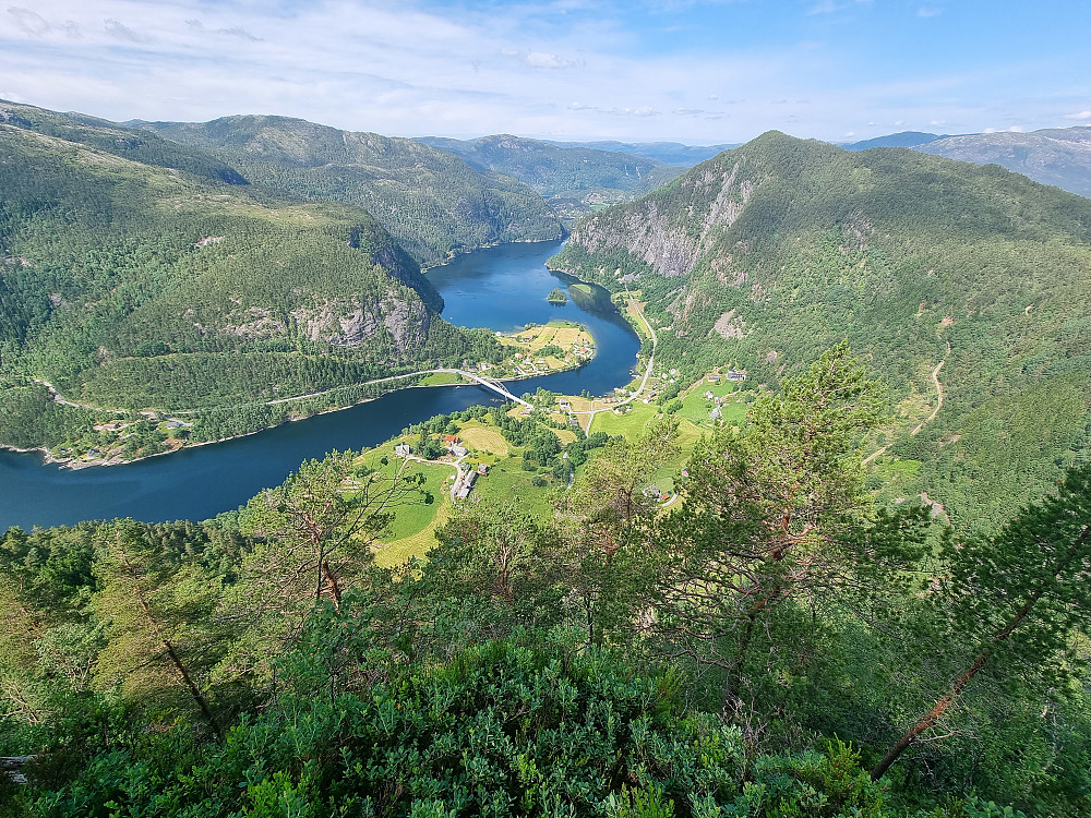 Fra Husafjellet mot Straume. Storenipa til høyre.