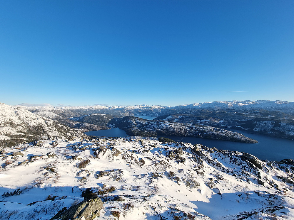 Fra Sauafjellet mot nordøst. Einaråsen ligger midt i bildet, med den innerste delen av Samnangerfjorden bakenfor.