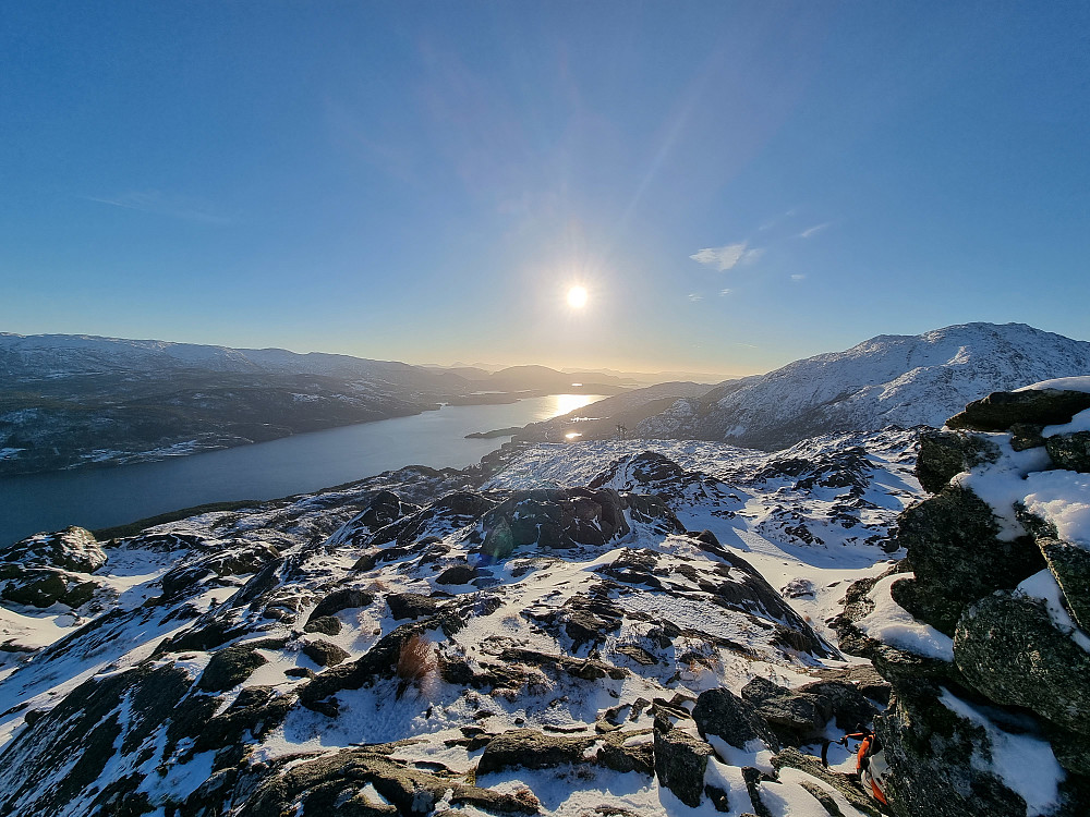 Fra Sauafjellet mot sør. Sveningen til høyre. Fusafjellet bak i midten. Helt bakerst, omtrent rett under sola, ses Hovlandsnuten på Tysnesøya, ca. 38 km unna.