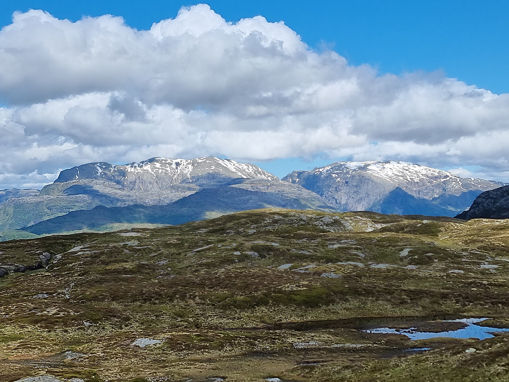 Fra Grønebergsfjellet mot nordvest. Gjønakvitingen til venstre. Tvietakvitingen til høyre.