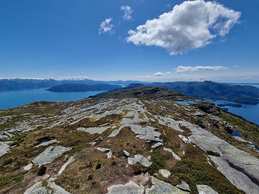 Fra Daurmålsegga mot sør. Varaldsøy til venstre. Folgefonna helt bakerst til venstre. Helt bakerst i midten skimtes Geitadalstind/Ulvanosa (venstre) og Englafjell (høyre).