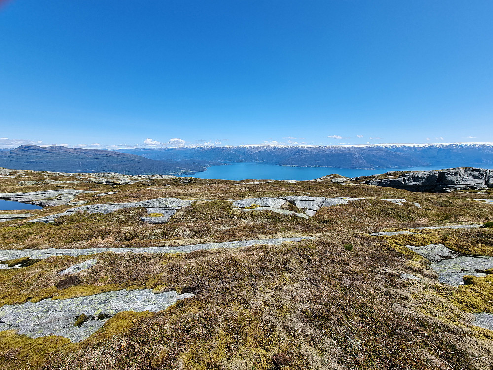 Fra Daurmålsegga mot øst. Vesoldo helt til venstre. Folgefonna bakerst til høyre.