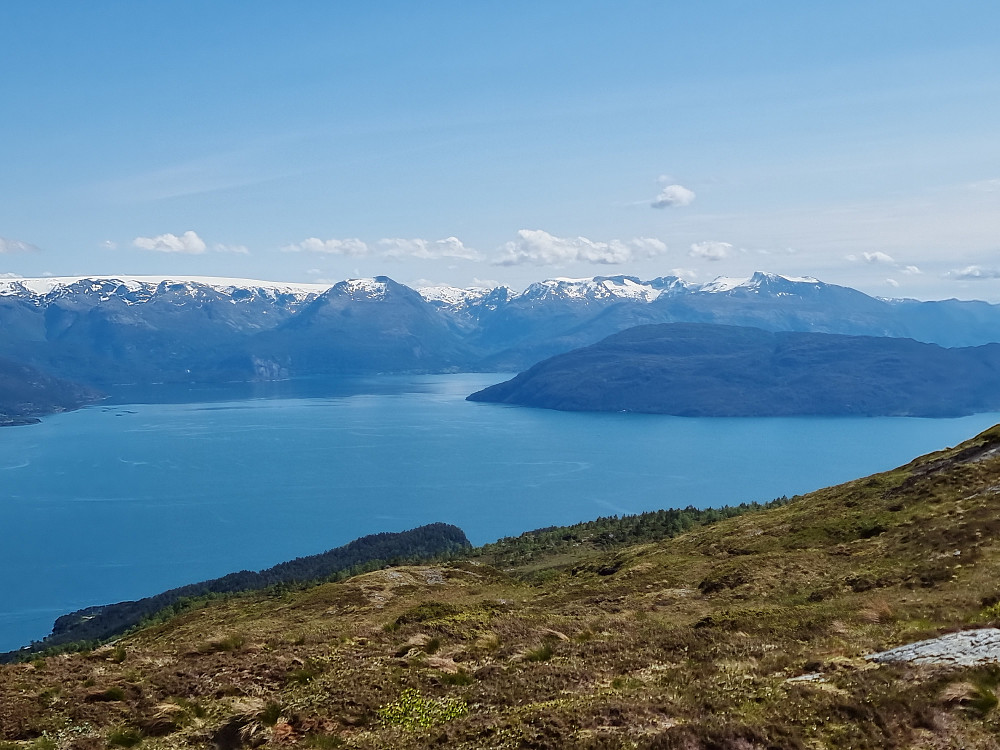 Fra Storefjellet. Gygrastolen til venstre for midten, med Folgefonna bakenfor. Melderskin bakerst til høyre, bak Varaldsøy.