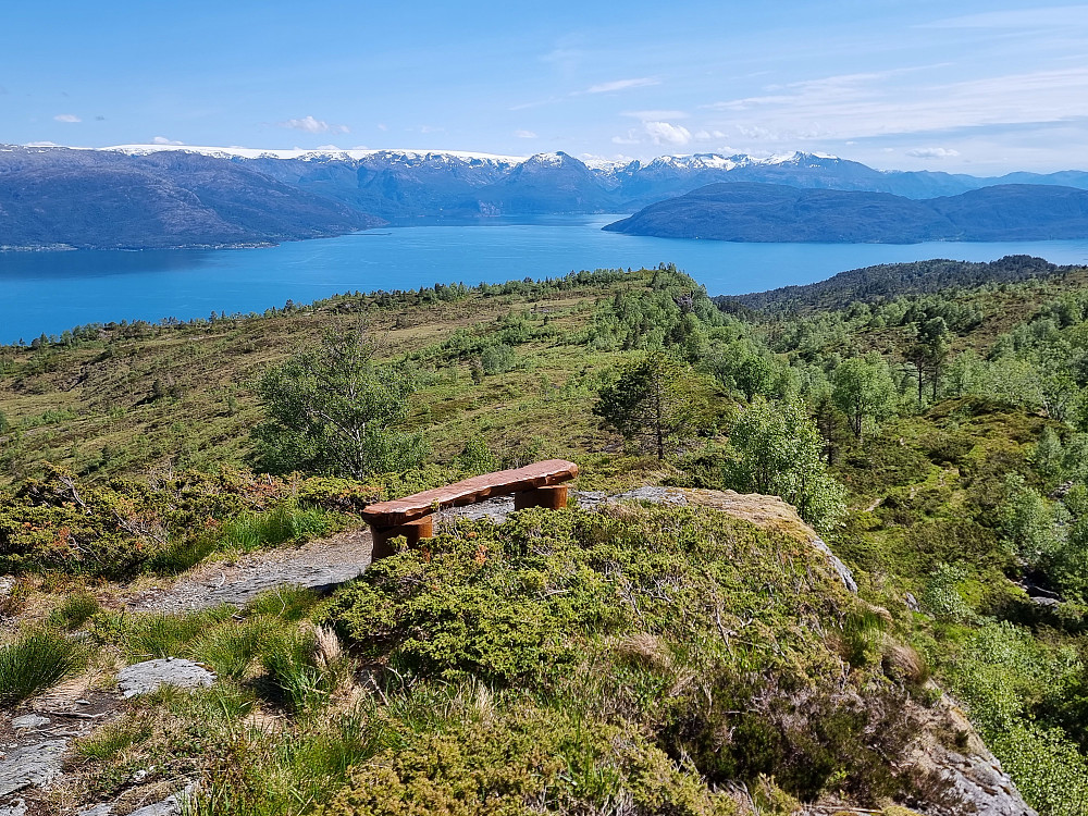 På vei sørover fra Storefjellet. Stien fortsetter nedover til høyre for midten.