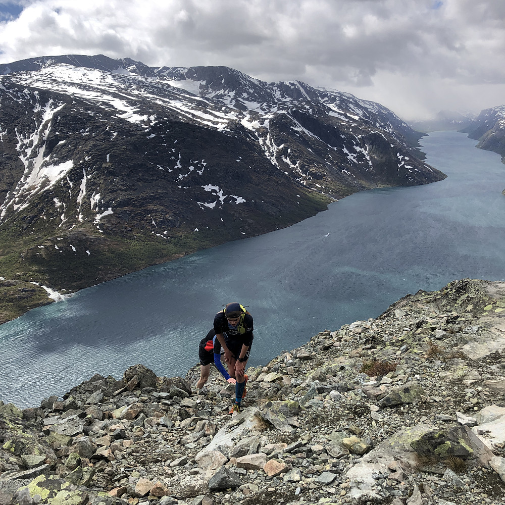 Emil og Aron - som begge skal representere Norge under «youth Skyrunning world schampionships» senere i sommer - hadde en artig fight.