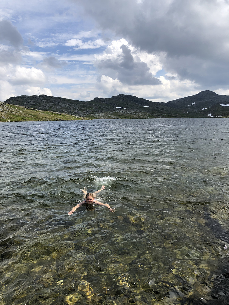 Forfriskende bad i Fremre Brattskarvtjønna.