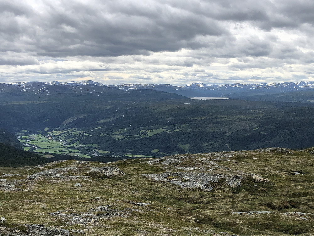 Utsikt nedi Orkdalen med Granasjøen og Trollheimen bakom.