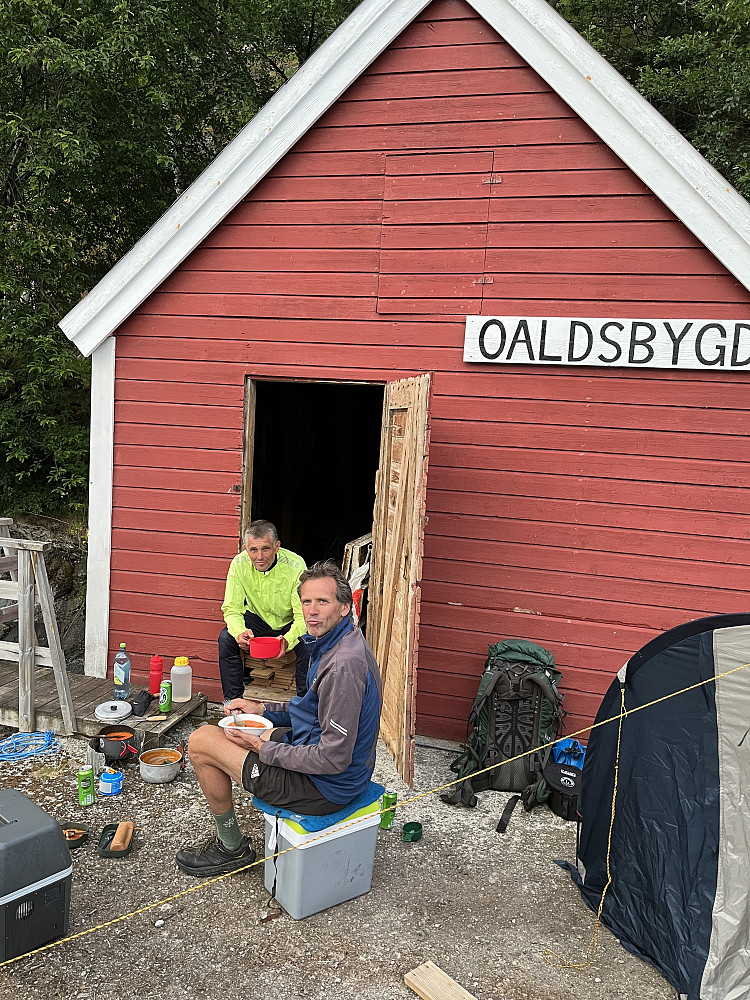 Campa på kaia ved Oaldsbygda. På det meste var det 9 gårder i bygda og 70 personer bosatt her. Telefonlinje hadde de også, over fjellet fra Eidsdalen. I 1953 flytta de siste beboerens fra bygda. Det begynte å regne utpå kvelden og gjennom natta.