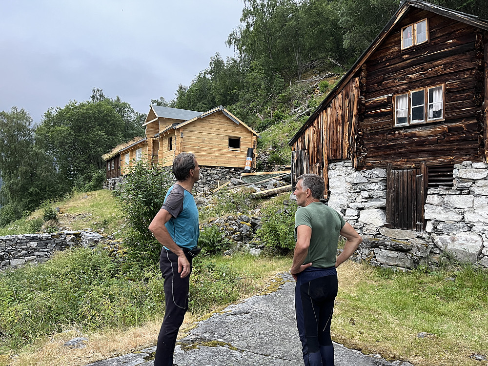 Knivsflå. Her foregår bygging av ei ny hytte. Stien videre oppover slynger seg oppover bak den eldre bygningsmassen til høyre i bilde.