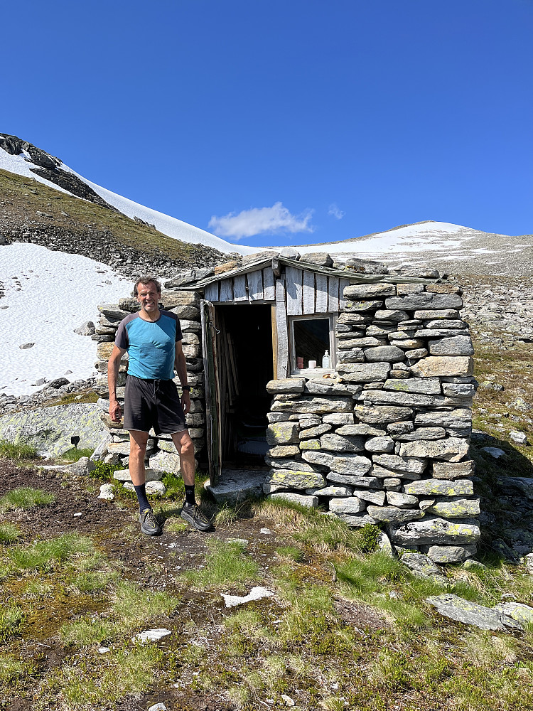 Dag 3: Terjes «nødbu» på fjellet. Mannen som også har bygd steinhytta på Loftsgardstind har stabla stein andre steder også. Bus står selvfølgelig åpen.