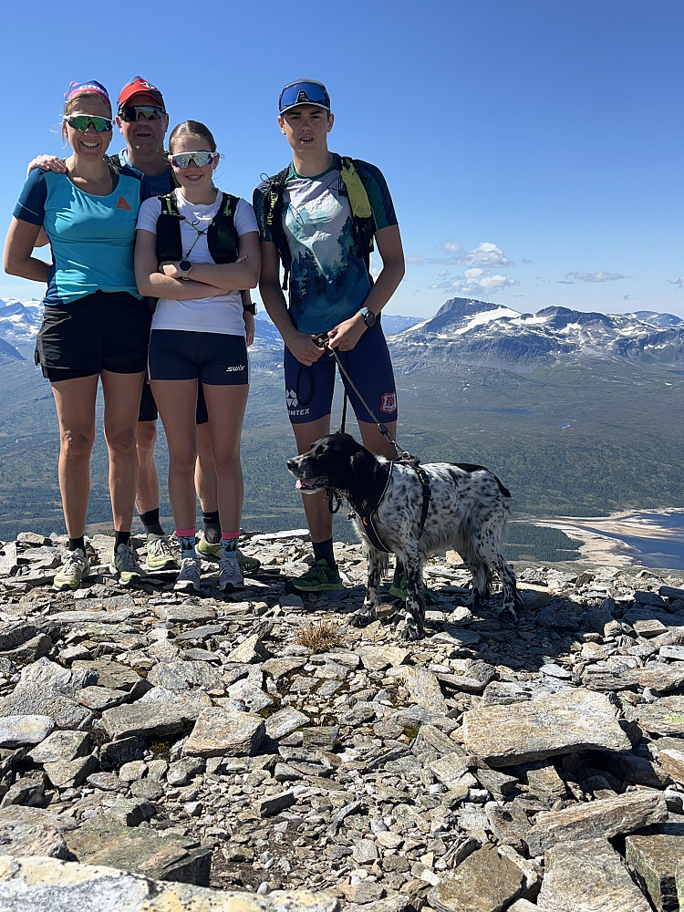 Mot Snota (t.h) og Vindøldalen.
