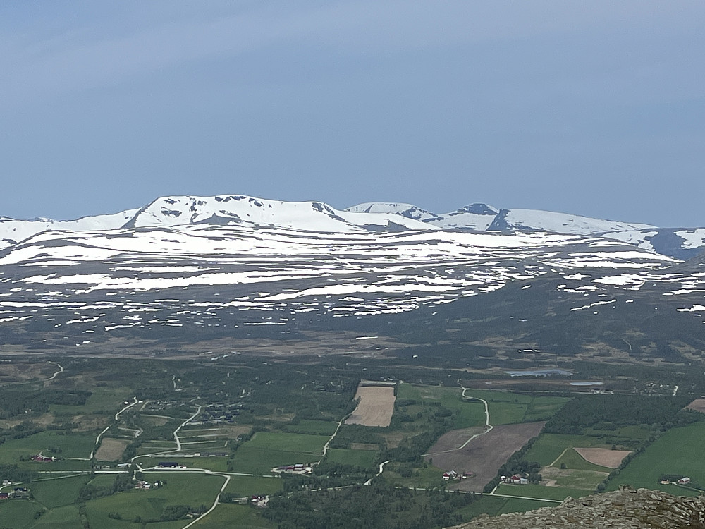 Mye snø igjen på Svarhetta og Trollhetta.
