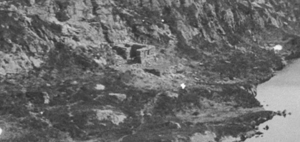 hytten 1921, utklipp fra bilde: 
Jørgen Grundtvig-Olsen i 1921. Billedsamlingen Marcus UIB ubb-go-a-0754.