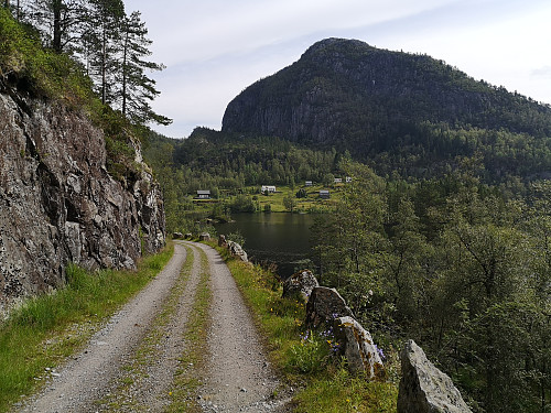 snart inne i Botnen, Hikkletten i bakgrunnen