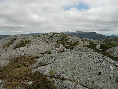 Trig. p. med bolt i fjell. Toppen på ryggen bak i bildet. 