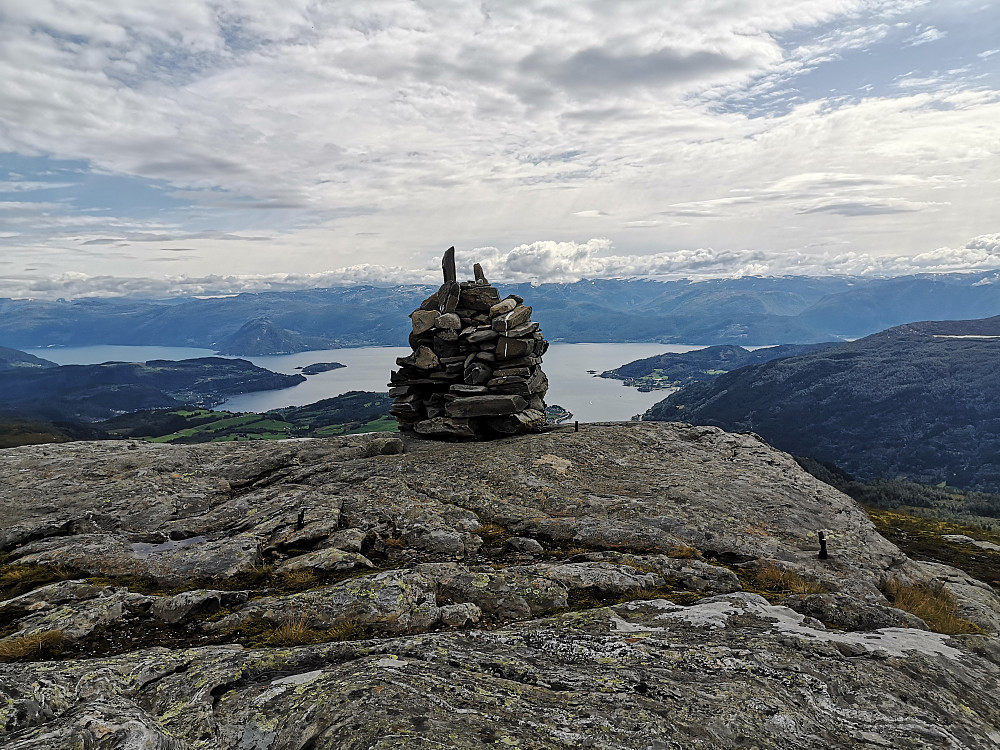 Geitafjellet med utsikt mot fjorden som går inn til Nordheimsund