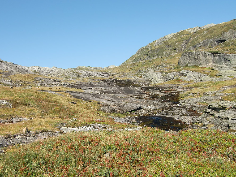 opp langs med bekken mot Heimsta Belaskaret