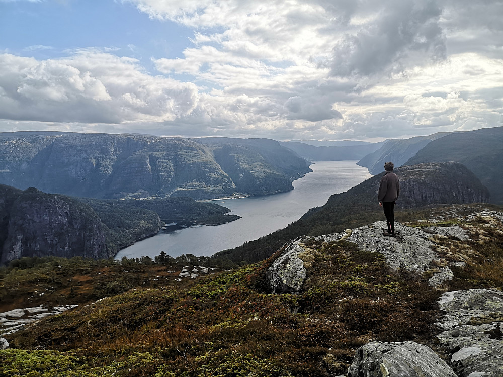 utsikt sydover Veafjorden. Tettaneset ved Stanghelle er neset som stikker ut i fjorden. Skimtet den nye dagsturhytten som er montert der.