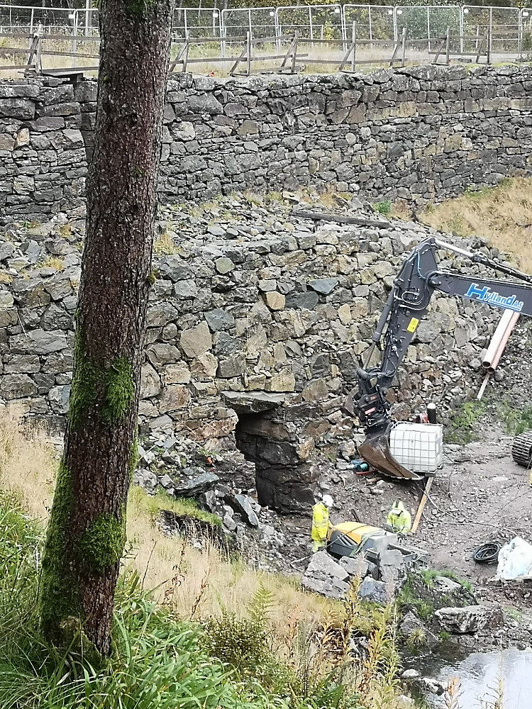Nederste delen av demningen mot vest er nå helt blottlagt