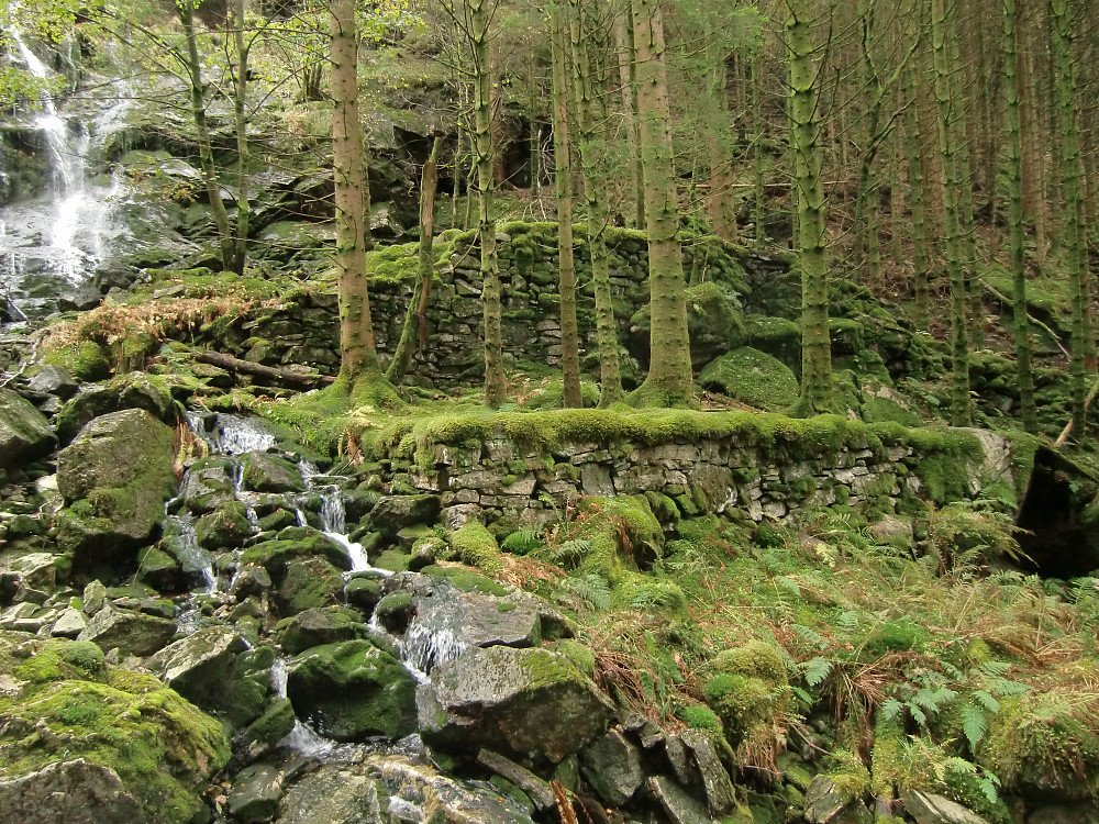 Murfundamentet og "vei" ved Bogstifossen