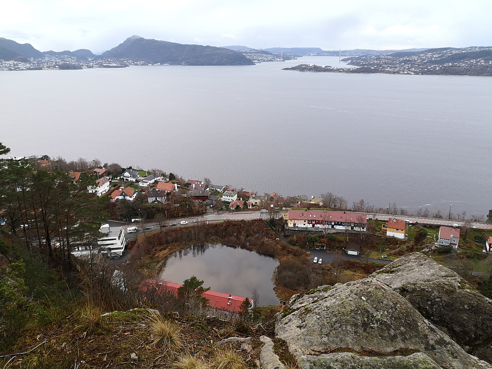 Eikevikstjernet under, og mot Lyderhorn og Askøy