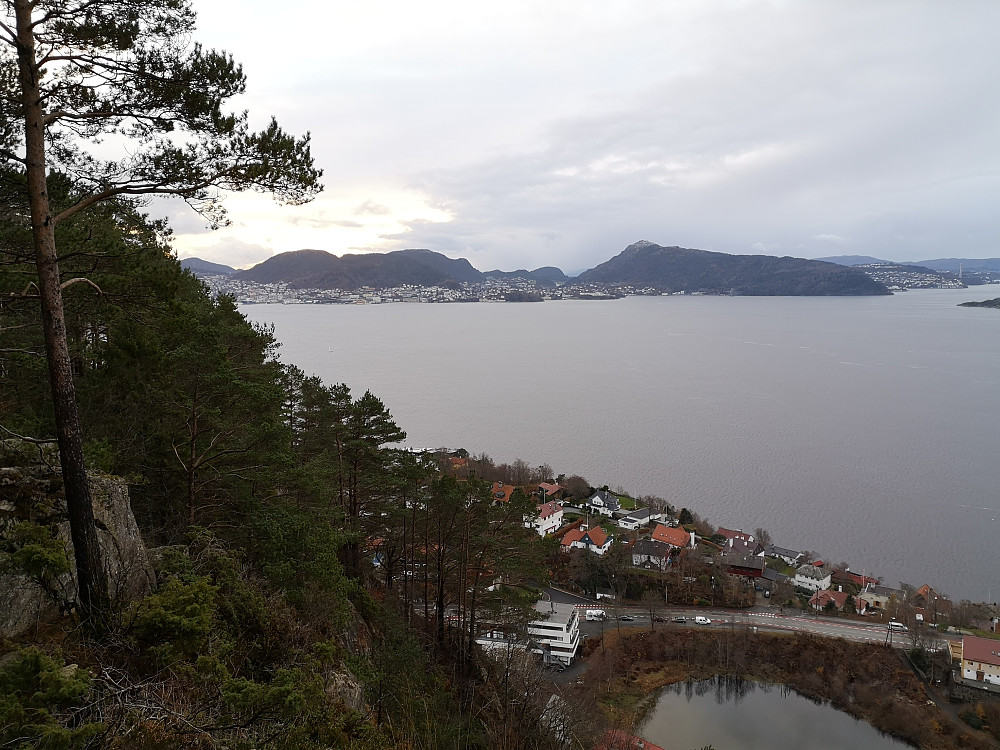 mot Damsgårdsfjellet og Lyderhorn