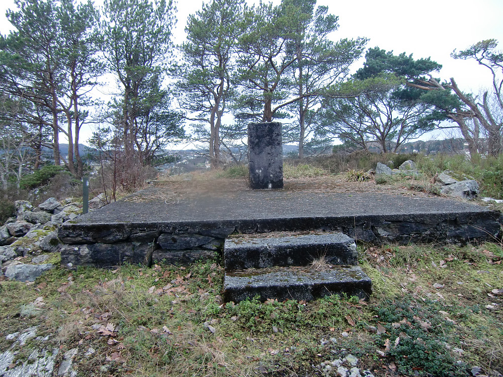 Ramsvikhaugen med fundament til Peilestasjon fra andre verdenskrig